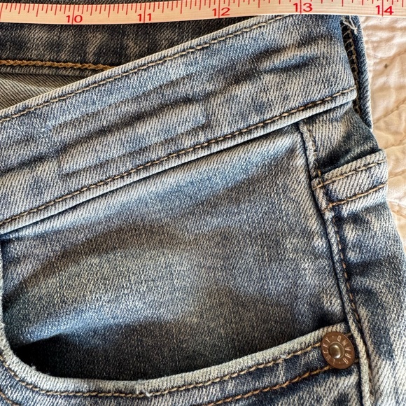 Lucky Brand Light Wash Jeans - Picture 5 of 9